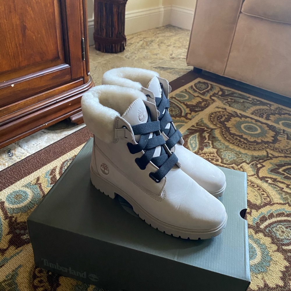 Women’s Size 8 Timberland Boots - Picture 5 of 5